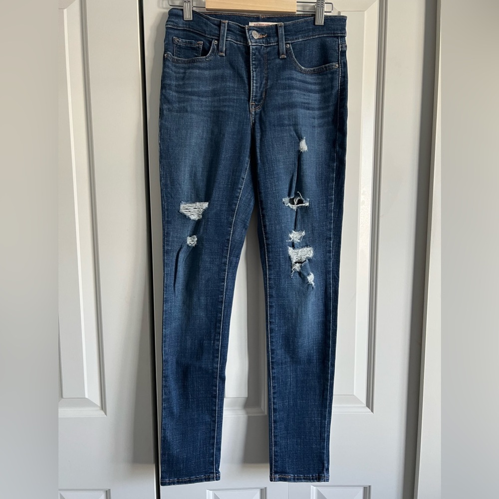 Levi 311 distressed shaping skinny 26/size 2